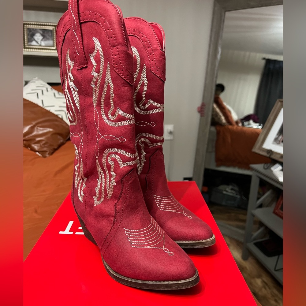 Reddish color cowboy boots! Suede never been worn still have tags